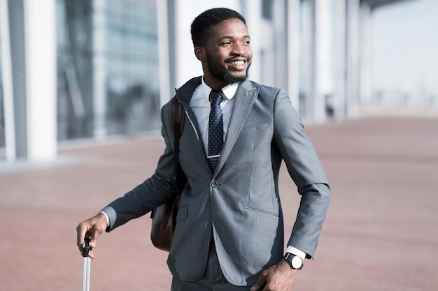 En attente de taxi Afro Businessman arrivant à l'aéroport