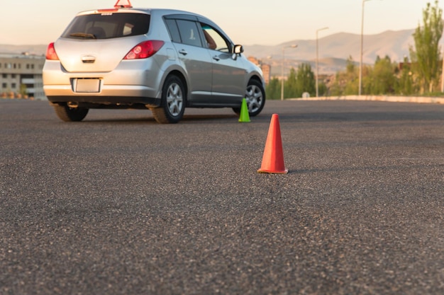 Attention cône de signalisation sur la route