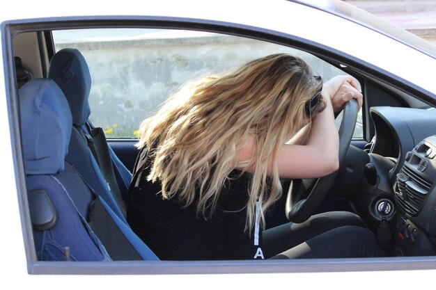 Photo attention femme fatiguée au volant d'une voiture