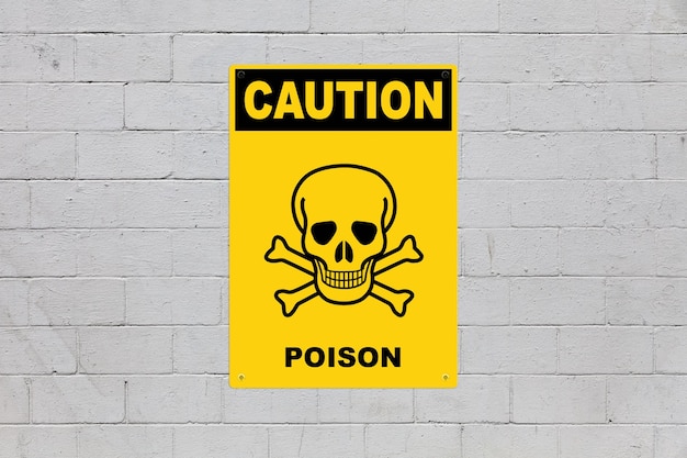 Attention signe de poison sur un mur de parpaings