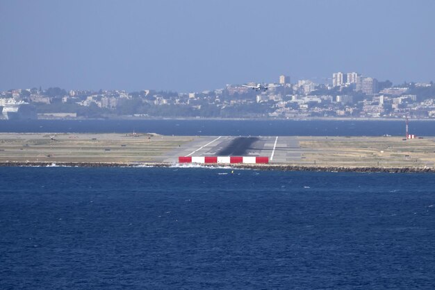 Atterrissage d'avion à l'aéroport de nice france