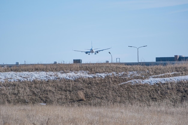 Atterrissage d'avion de passagers à l'aéroport international de calgary