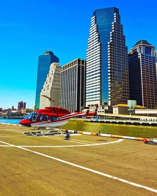 Atterrissage d'hélicoptère à l'héliport. Skyline avec des gratte-ciel dans le Lower Manhattan, New York City, Amérique USA. Bâtiment d'architecture américaine. Metropolis NYC. Paysage urbain. Hudson, East River NY