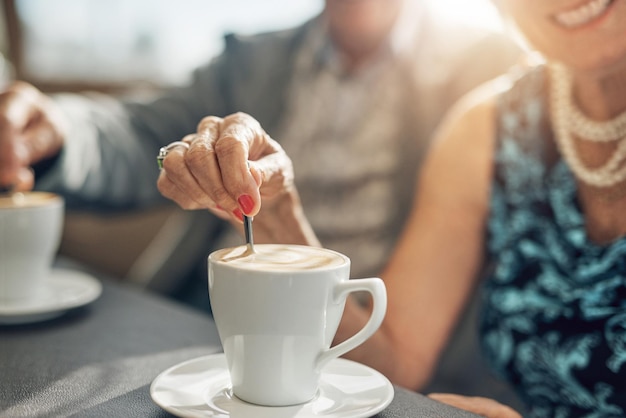 Attirer quelque chose de spécial lors de leur rendez-vous café Photo d'un couple d'âge mûr passant la journée ensemble