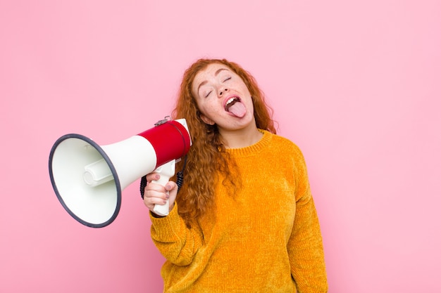 avec une attitude joyeuse, insouciante et rebelle, plaisantant et tirant la langue, s'amusant