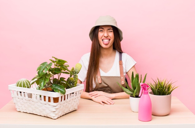 Avec une attitude joyeuse et rebelle, plaisantant et tirant la langue