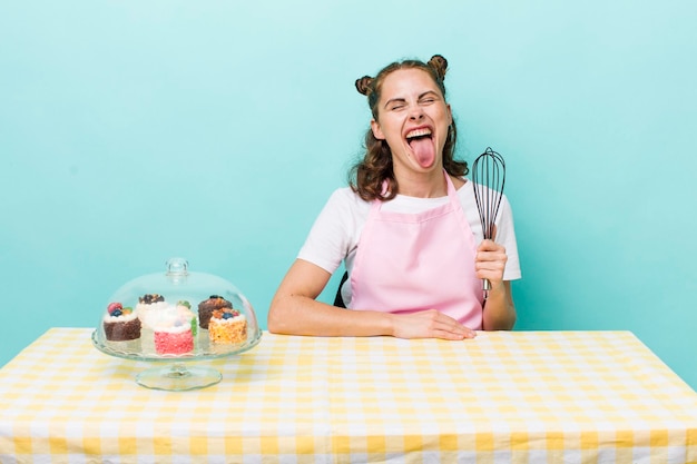 Avec une attitude joyeuse et rebelle, plaisantant et tirant la langue