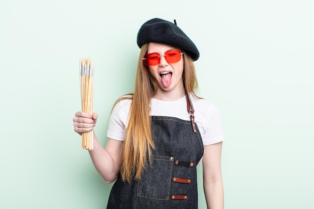 Photo avec une attitude joyeuse et rebelle, plaisantant et tirant la langue