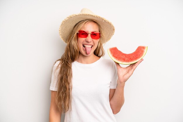 Avec une attitude joyeuse et rebelle, plaisantant et tirant la langue