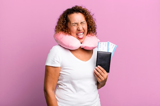 Avec une attitude joyeuse et rebelle, plaisantant et tirant la langue