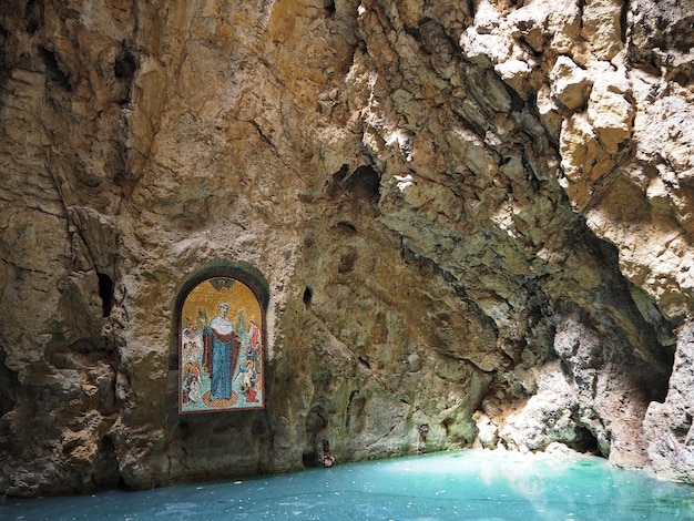 Attraction touristique. Échec de la grotte dans un rocher de pierre avec de l'eau minérale. Ville de Piatigorsk