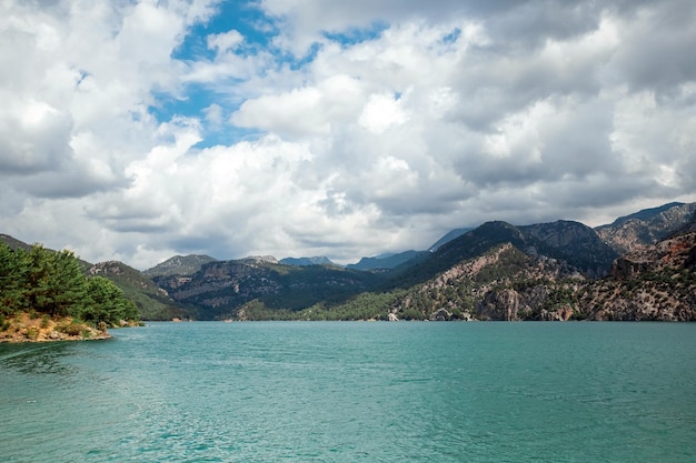 Attraction touristique populaire belle vue sur la nature avec fjord et montagnes dans l'eau Espace de copie de la nature artistique