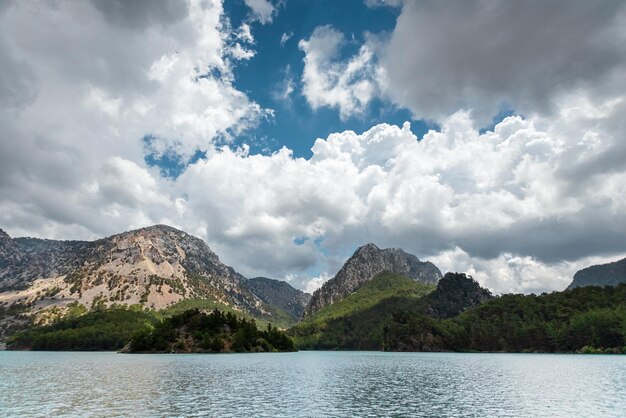 Attraction touristique populaire belle vue sur la nature avec fjord et montagnes dans l'eau Espace de copie de la nature artistique