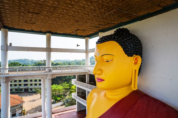 Attractions du Sri Lanka, statue de Bouddha dans le vieux temple. Ceylan, patrimoine de l'Unesco. Culture d'Asie, religion bubbhisme