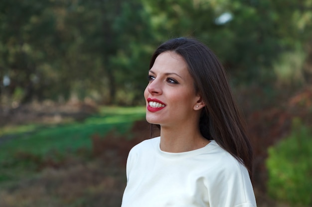 Attractiv brunette girl dans la forêt