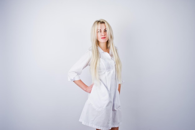 Attractive blonde femme médecin ou infirmière en blouse de laboratoire isolé sur fond blanc