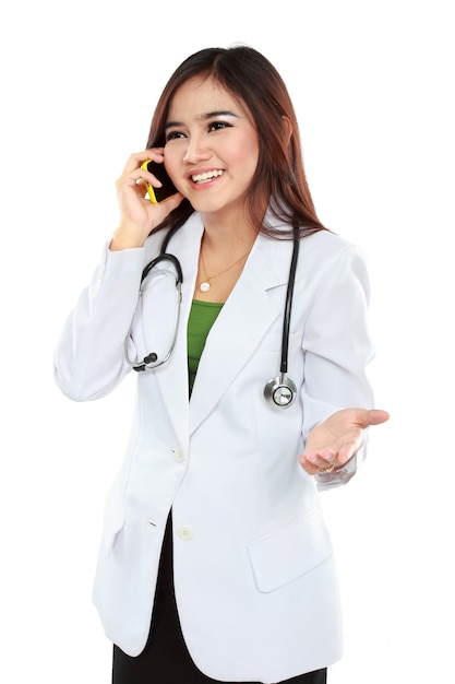 Attractive femme médecin en blouse de laboratoire avec stéthoscope parlant avec téléphone portable
