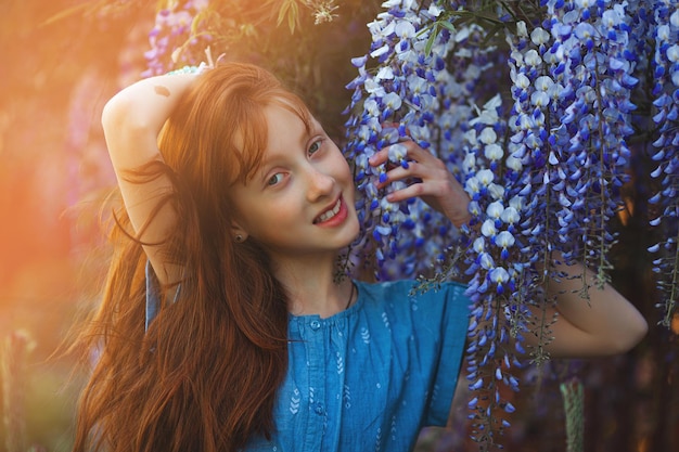 Attractive redhaired teen portrait Petite fille avec des fleurs