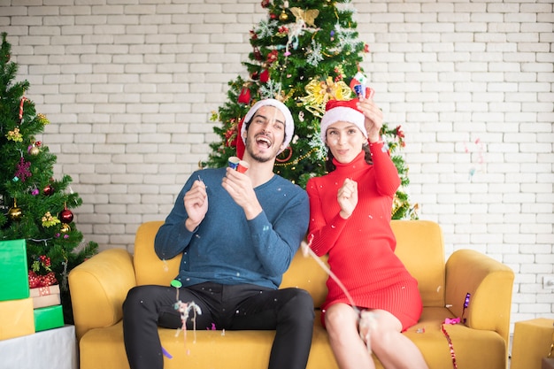 Attrayant couple caucasien d'amour célèbrent Noël à la maison
