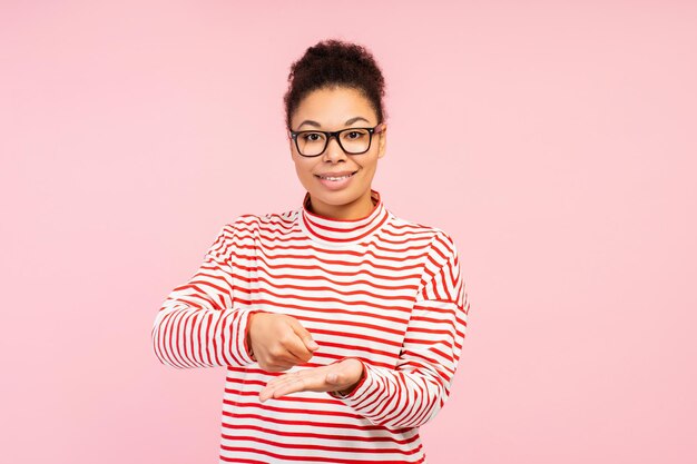 Photo une attrayante traductrice afro-américaine portant des lunettes élégantes parlant en langue des signes