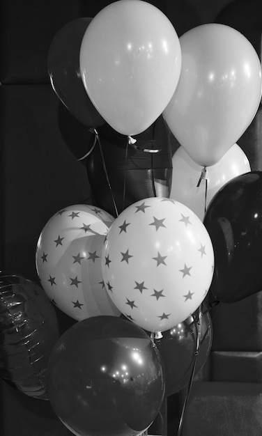 Attribut de vacances traditionnel en ballon Chaque fête a besoin de ballons Concept de joyeux anniversaire Célébrez les vacances d'anniversaire avec des ballons à air colorés et festifs Ballons rouges et blancs avec motif d'étoiles