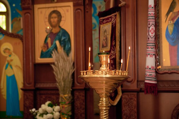 Photo attributs de l'église et vue à l'intérieur