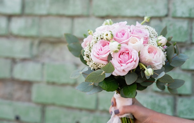 Attributs de mariage élégants de la mariée.