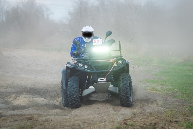 ATV et UTV course de véhicules hors route dans la poussière Adrénaline extrême 4x4