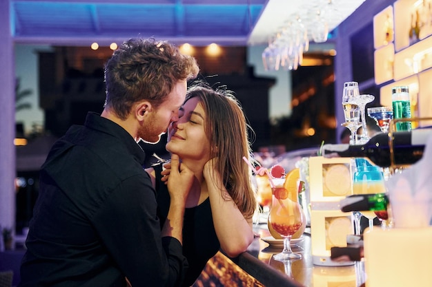 Au bar Heureux jeune couple est ensemble pendant leurs vacances