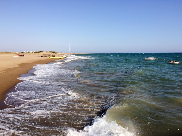 Au bord de la mer, un yacht et des scooters de mer sont lancés pour les loisirs en mer