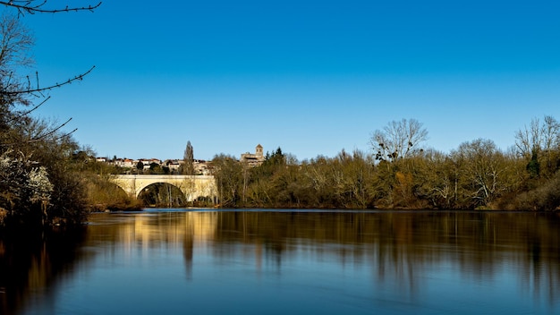 au bord d'une rivière