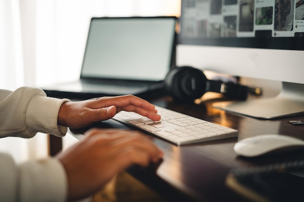 Photo au bureau à la maison main sur le clavier en gros plan