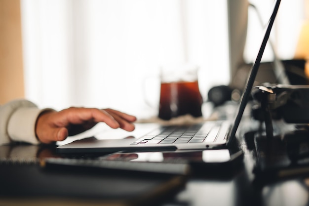 au bureau à la maison main sur le clavier en gros plan