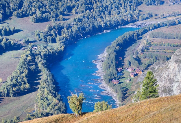 Au cours de la rivière Katun dans les montagnes de l'Altaï en automne