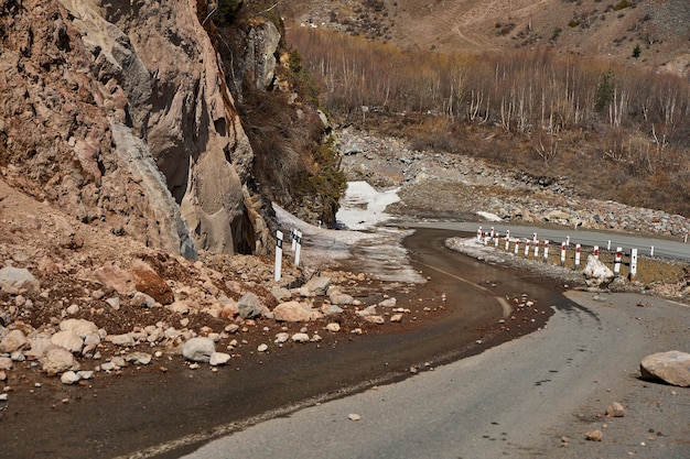 Au début du printemps dans les montagnes. Les rochers sont tombés sur la route. Route de clairon dangereuse. Chute de pierres dans les montagnes