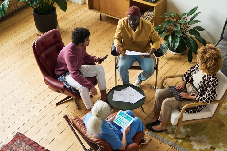 Au-dessus de l'angle des collègues interculturels réunis au bureau pour discussion