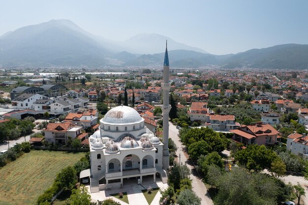 Au-dessus de la belle mosquée contre la ville de Fethiye à Turkiye