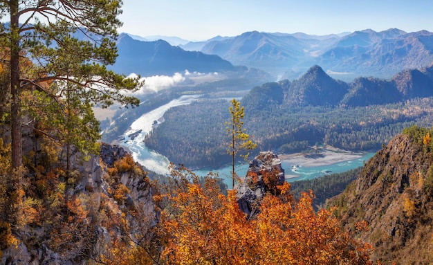 Au-dessus d'une gorge de montagne avec une rivière en automne