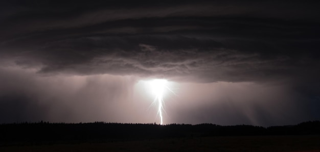 Au-dessus de Norris Canyon Orage La foudre frappe le parc national de Yellowstone