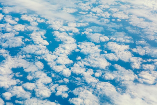 Au-dessus des nuages Ciel bleu avec des nuages Vue aérienne