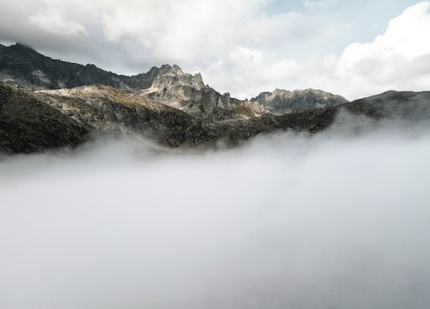 Au-dessus des nuages, un drone tourné dans les Alpes suisses