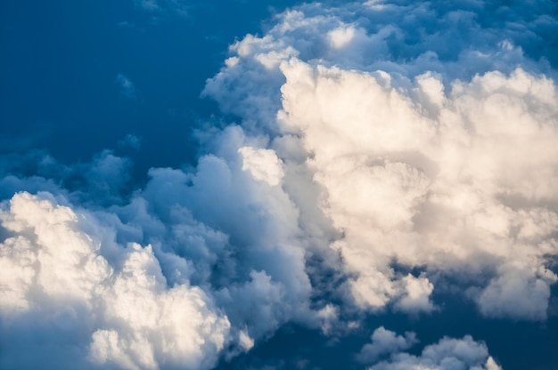 Au dessus des nuages. Fond de ciel abstrait. Paysage nuageux