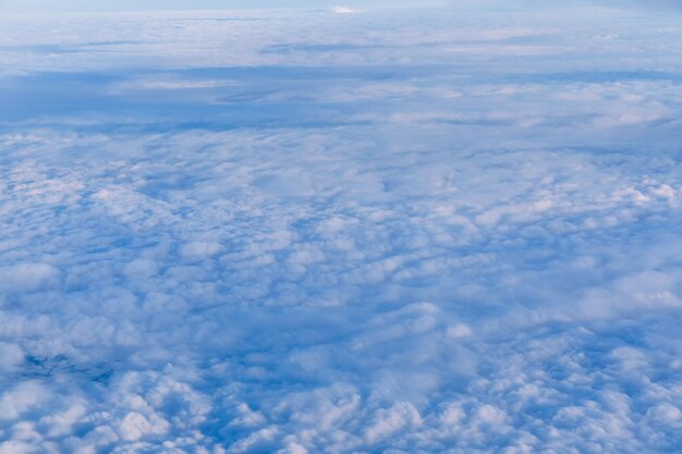 Au-dessus des nuages vue depuis la cabine de pilotage en avion Vue aérienne abo