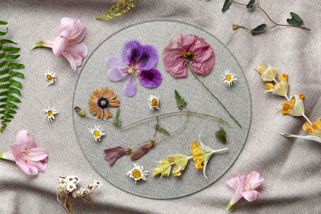 Au-dessus de la presse à fleurs sur la table