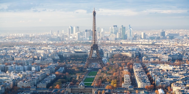 Au-dessus de la Tour Eiffel et de La Défense à Paris