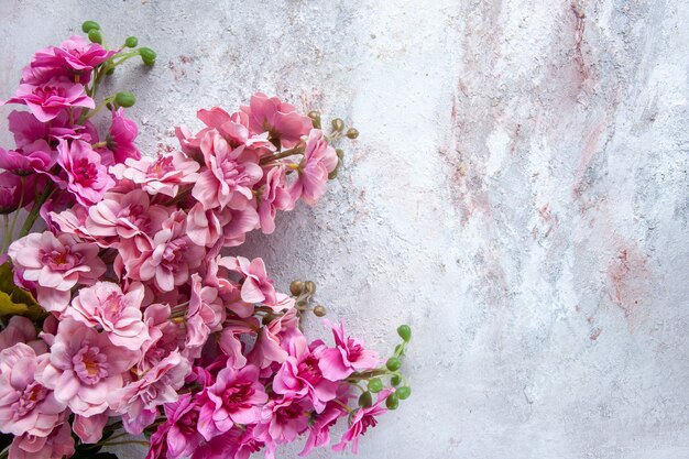 au-dessus de la vue de belles fleurs roses sur une surface blanche