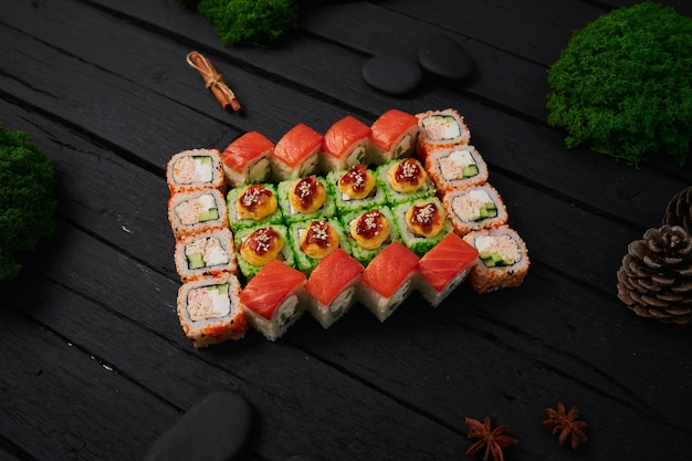 Au-dessus de la vue de divers sushis et rouleaux placés sur une planche de pierre Japanese food fest vue de dessus à plat