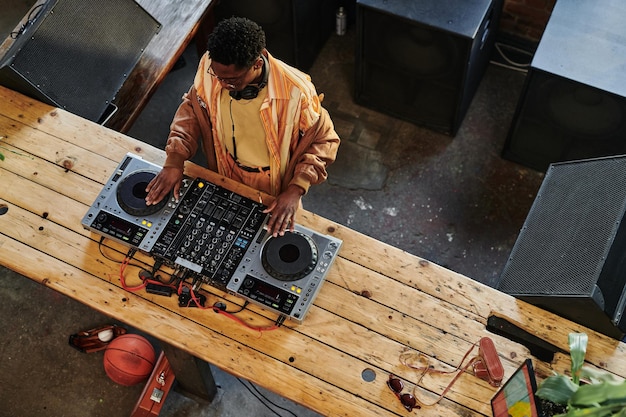 Au-dessus de la vue d'un jeune musicien afro-américain créant de la nouvelle musique