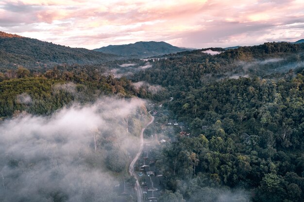 Au-dessus de la vue sur la montagne dans le village rural le soir