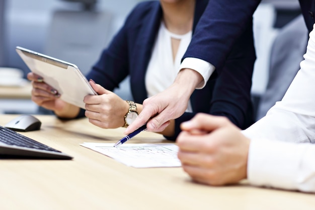 Au milieu des gens d'affaires remue-méninges leurs idées